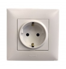 Розетка в зборі Legrand NILOE STEP біла NS863121S