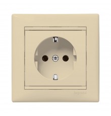 Legrand Valena Classic Розетка 2К+З з рамкою Слонова кістка 774323