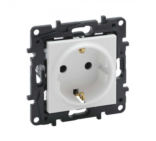 Розетка Legrand Niloe Step с заземлением белая 863121 Розетка Legrand Niloe Step с заземлением белая 863121